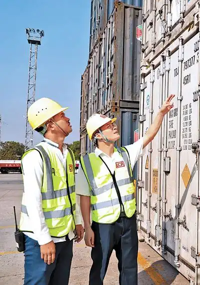 中老铁路上的“年货”守护人_守护铁路的人_守铁路的人叫什么