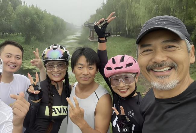 王宝强跟着周润发跑步数月减重30斤 自律成就荧幕转变