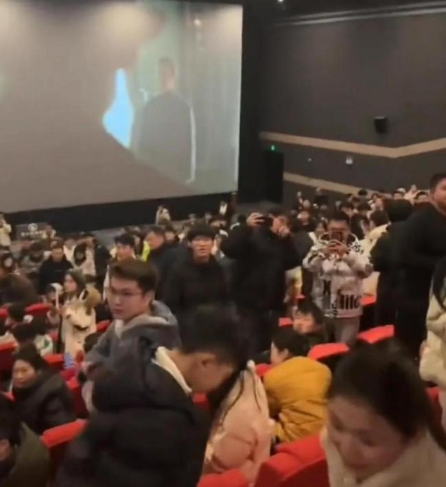 影院回应母子看电影霸座 男子拒不让座引众怒