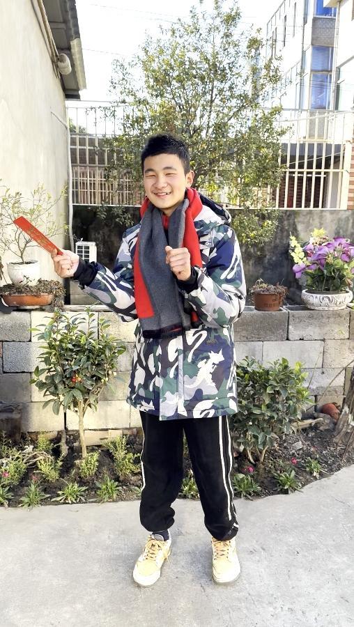 脑瘫少年连续9年收到房东的压岁包