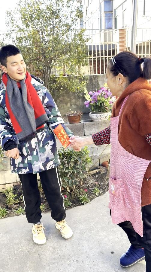 脑瘫少年连续9年收到房东的压岁包 温暖人心的故事