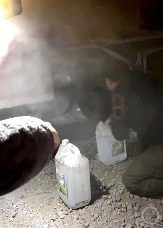 00后司机狂追5分钟截停起火货车 深夜国道上的生死时速