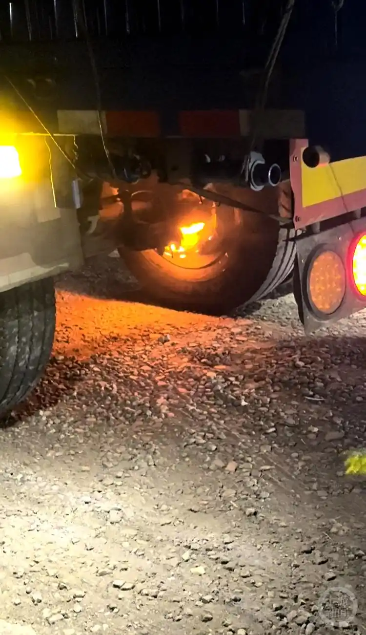 00后司机狂追5分钟截停起火货车_货车车祸起火视频_00后货车司机撞车