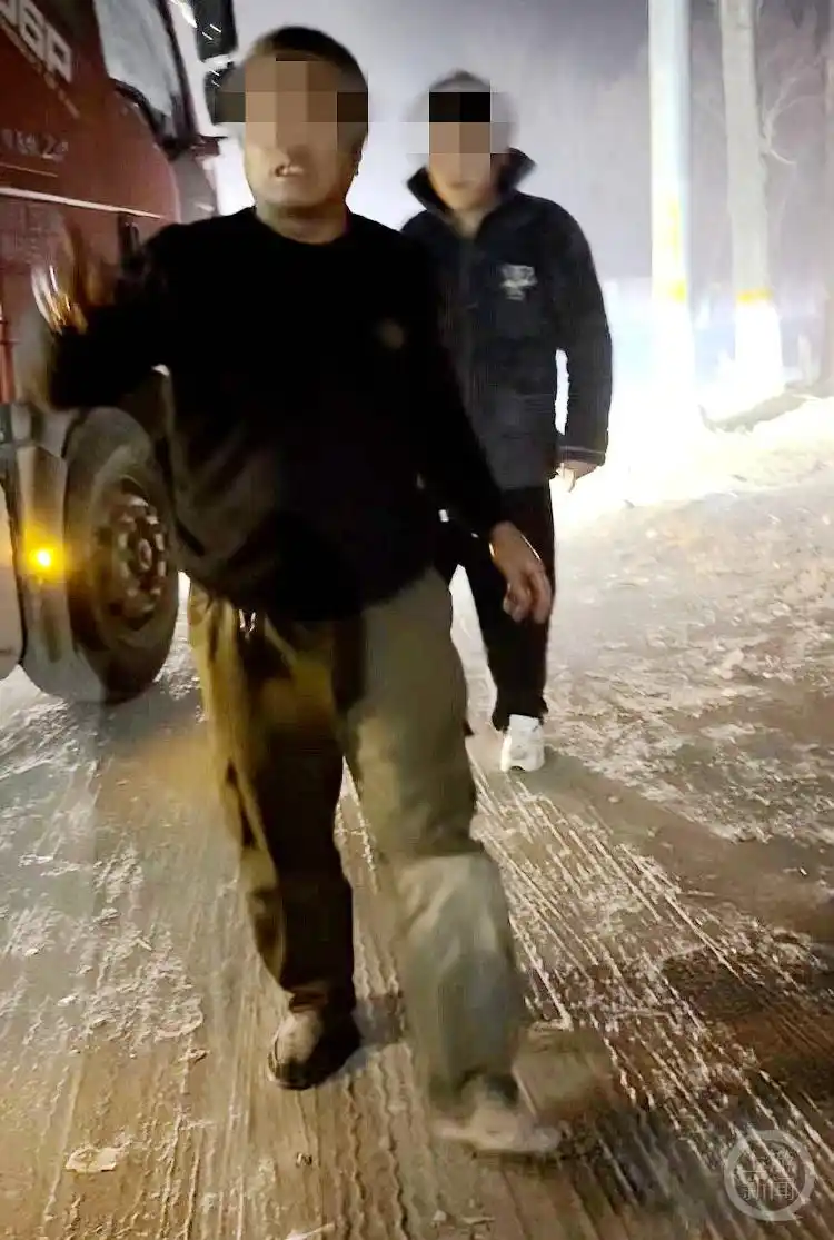 00后司机狂追5分钟截停起火货车_货车车祸起火视频_00后货车司机撞车