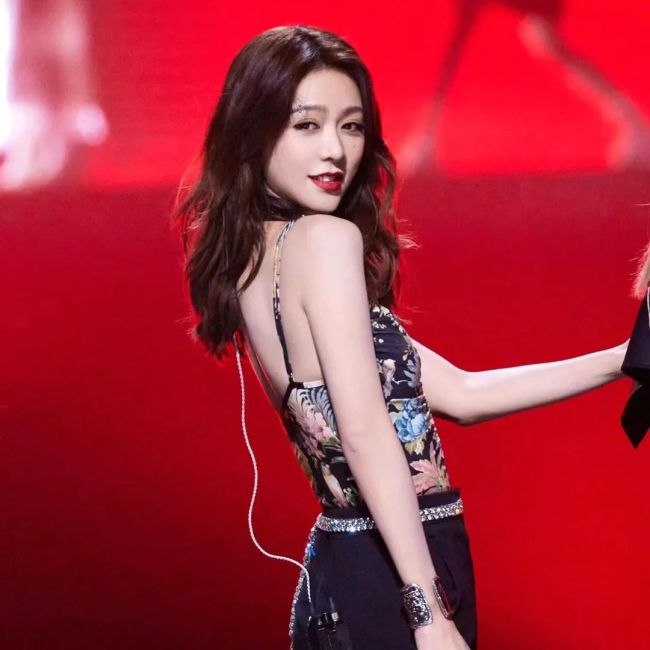 43岁薛凯琪在春晚一扭出圈 毁经典还是送祝福？