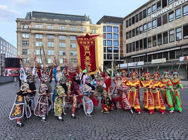 广东女子英歌出海燃爆德国春节庙会