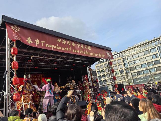 广东女子英歌出海燃爆德国春节庙会 岭南文化“旋风”席卷法兰克福