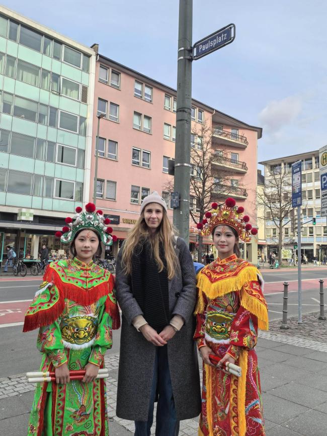 广东女子英歌出海燃爆德国春节庙会 岭南文化“旋风”席卷法兰克福