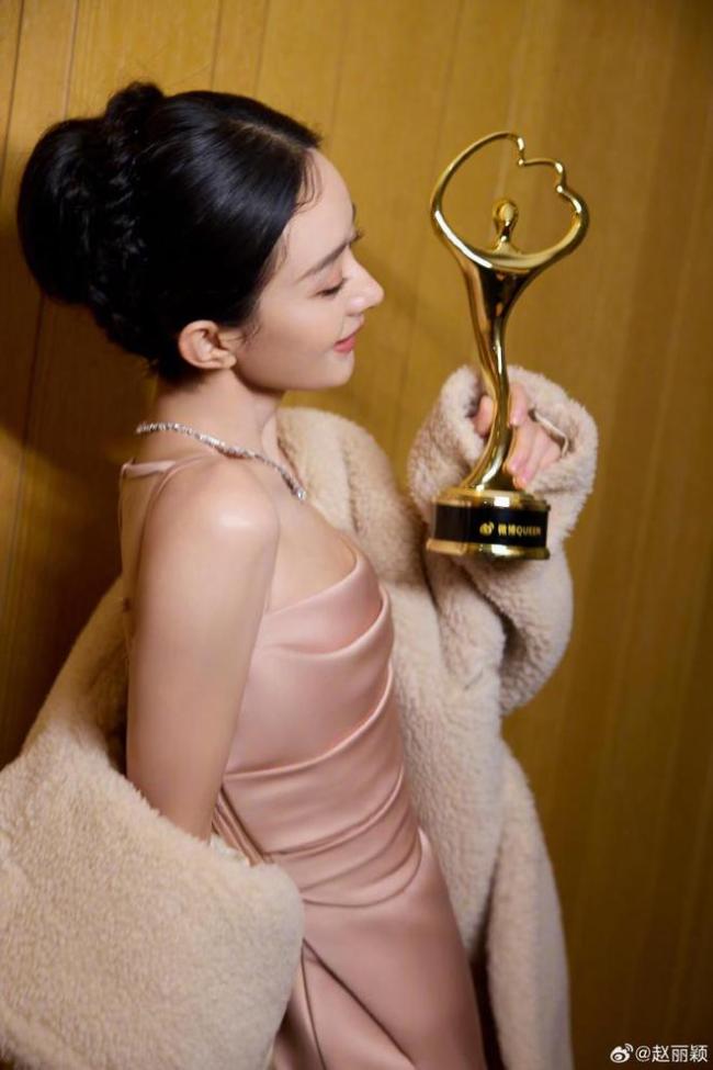 赵丽颖新年放烟花 启新岁开新章