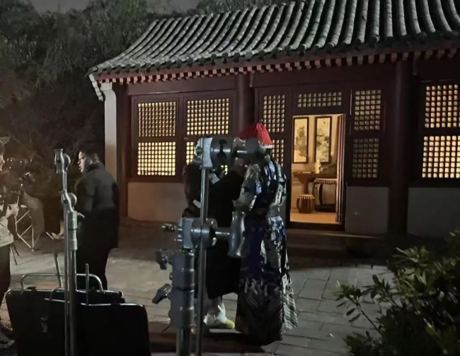 短剧剧组春节在横店抢雪景 争抢春节档