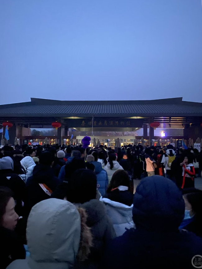 兵马俑游客羽绒服的毛都挤出来了 春节客流高峰再现