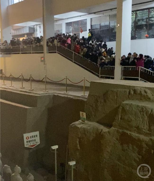 兵马俑游客羽绒服的毛都挤出来了 春节客流高峰再现