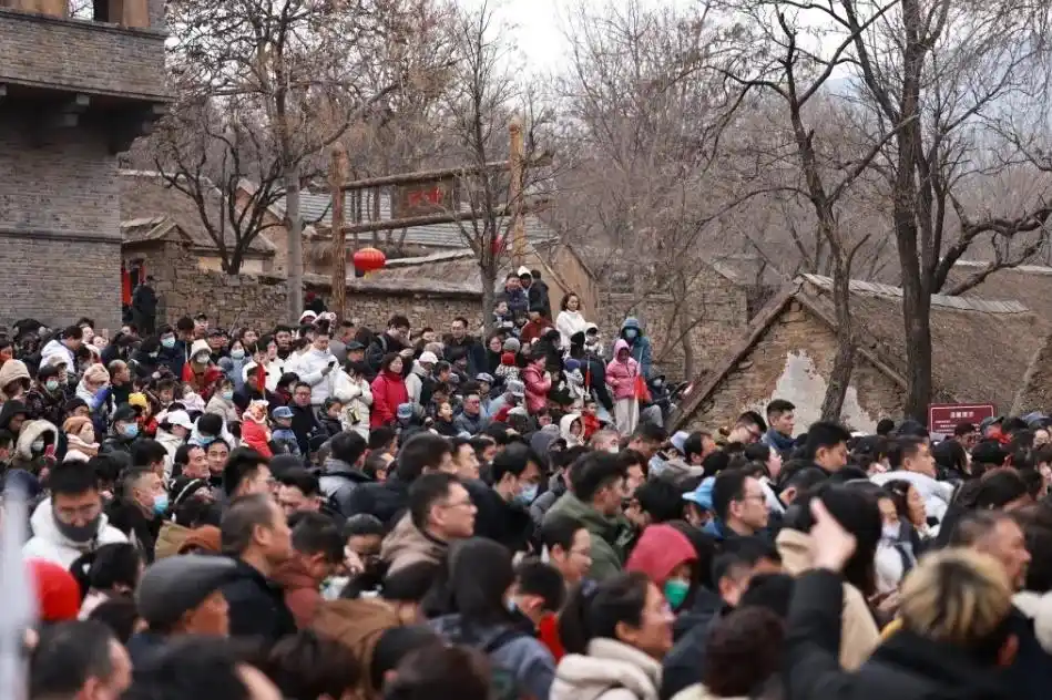 旅游景点拥堵_热门旅游景点仍在“堵人”_景点拥堵图片