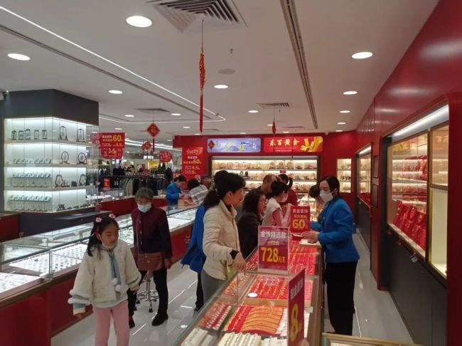 有人花26万买1000克铂金金条 金价创新高引发关注