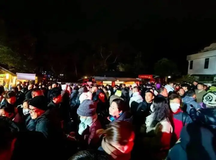 “天下第一财神庙”凌晨挤满游客_“天下第一财神庙”凌晨挤满游客_“天下第一财神庙”凌晨挤满游客