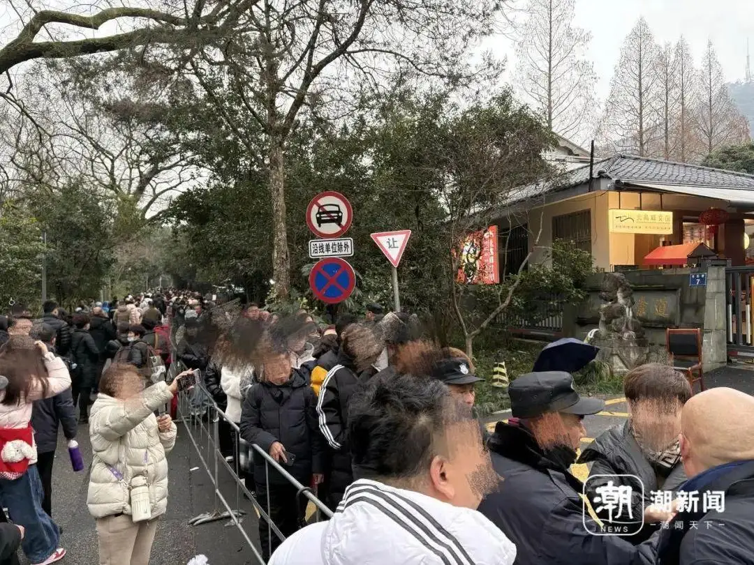 “天下第一财神庙”凌晨挤满游客_“天下第一财神庙”凌晨挤满游客_“天下第一财神庙”凌晨挤满游客