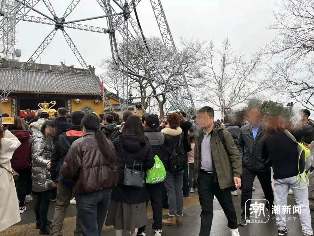 “天下第一财神庙”凌晨挤满游客_“天下第一财神庙”凌晨挤满游客_“天下第一财神庙”凌晨挤满游客