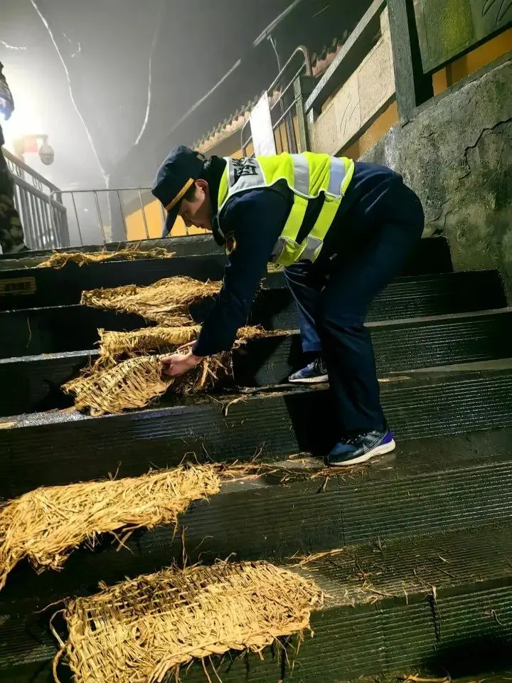 “天下第一财神庙”凌晨挤满游客_“天下第一财神庙”凌晨挤满游客_“天下第一财神庙”凌晨挤满游客