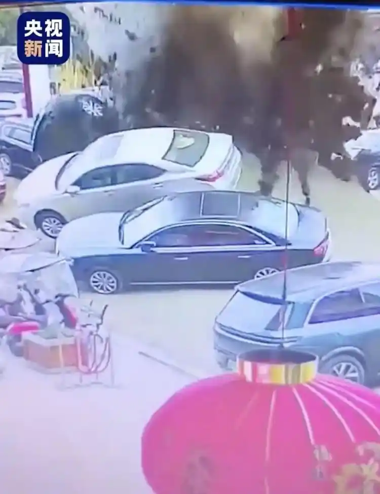 鞭炮沼气把人炸飞_放鞭炮沼气爆炸_四问“资中小孩放鞭炮沼气燃爆”事件