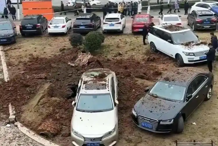 放鞭炮沼气爆炸_四问“资中小孩放鞭炮沼气燃爆”事件_鞭炮沼气把人炸飞