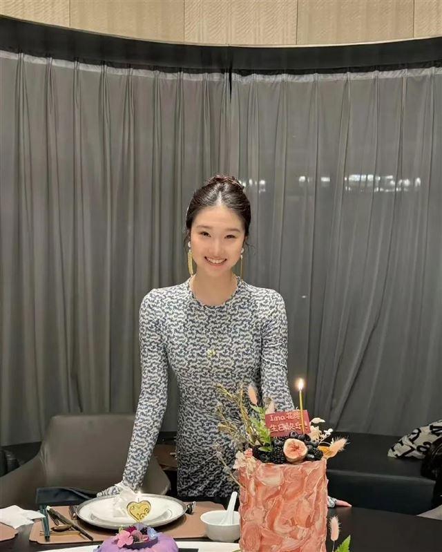 马伊琍女儿晒新年照 姐妹俩酷似文章 展现深厚姐妹情