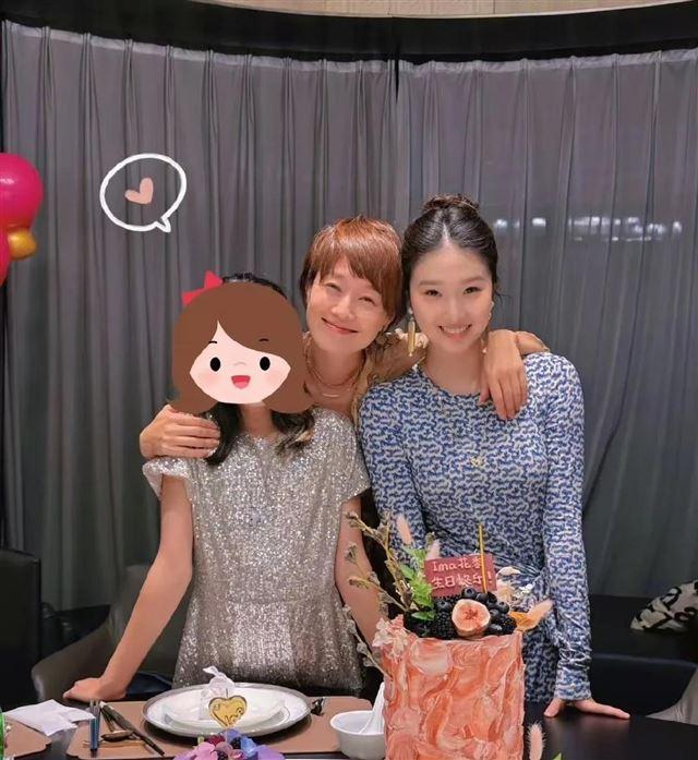 马伊琍女儿晒新年照 姐妹俩酷似文章 展现深厚姐妹情