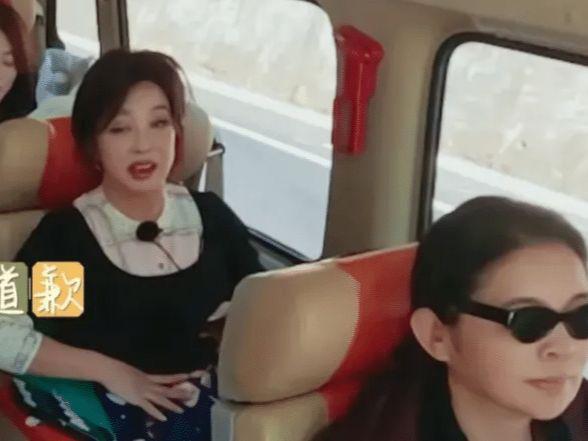 74岁刘晓庆登顶玉龙雪山