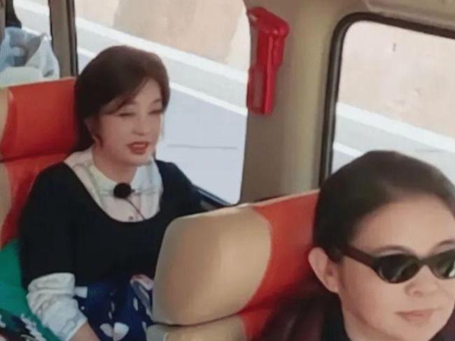 74岁刘晓庆登顶玉龙雪山 综艺风波再起