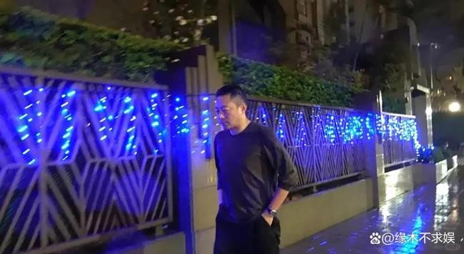 汪小菲抵台后独自一人淋雨散步 悲痛中默行