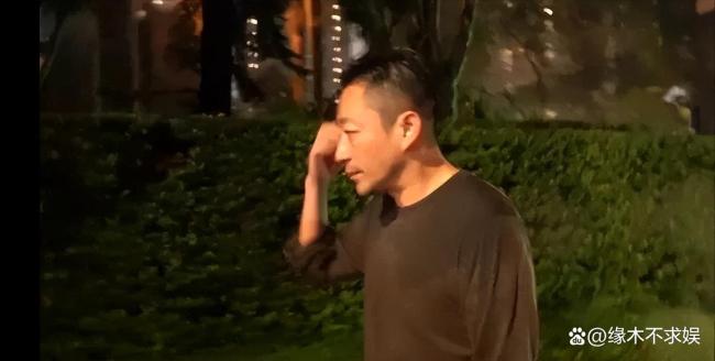 汪小菲抵台后独自一人淋雨散步 悲痛中默行