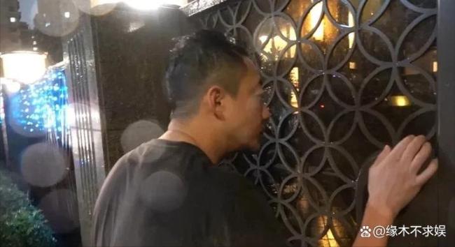 汪小菲抵台后独自一人淋雨散步 悲痛中默行