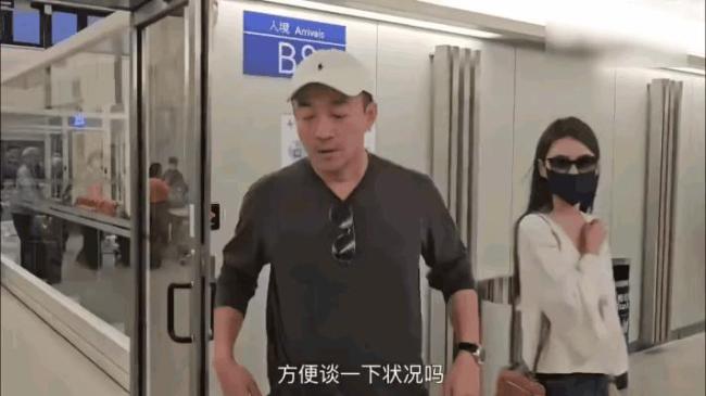 汪小菲抵台后独自一人淋雨散步 悲痛中默行