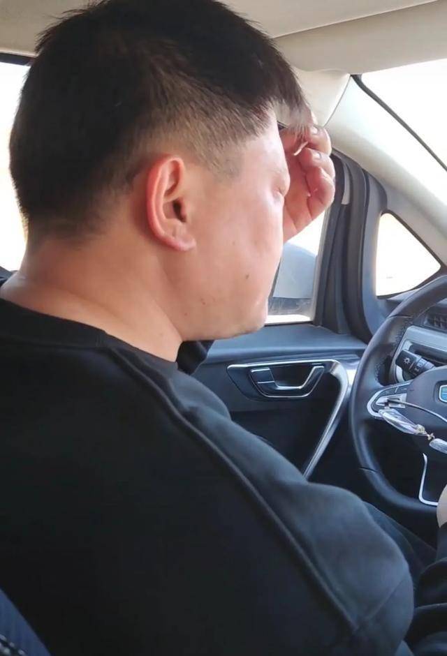 男子带妻女返程 开车离家一公里泪奔