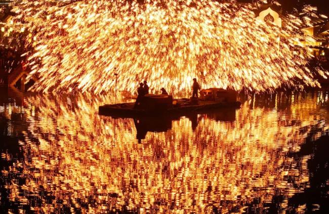 过年看百度独家非遗打铁花 古老技艺再现辉煌