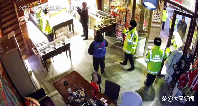 商户称被强令春节24小时开灯