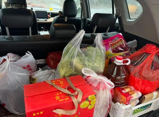 开个集装箱回去也会被塞满 家人的爱太满