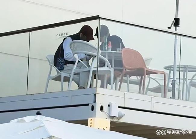 白宇魏大勋同游三亚 男神同框引热议