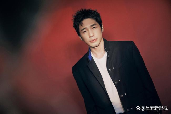 白宇魏大勋同游三亚 男神同框引热议