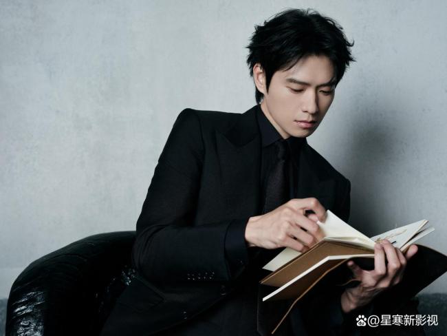 白宇魏大勋同游三亚 男神同框引热议