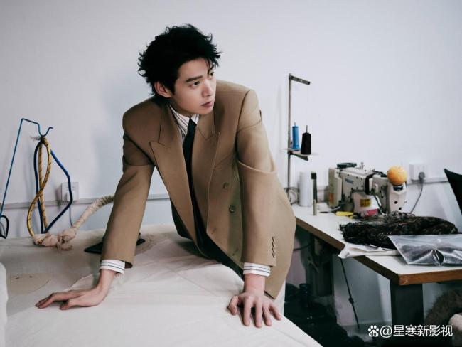 白宇魏大勋同游三亚 男神同框引热议