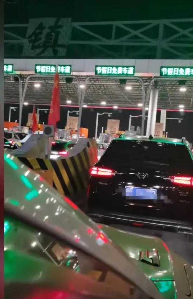 高速免费最后1分钟 司机狂按喇叭 赶时间的“竞赛”