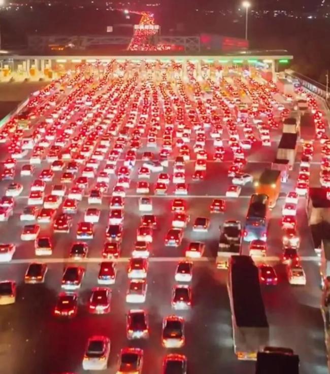 高速免费最后1分钟 司机狂按喇叭 赶时间的“竞赛”