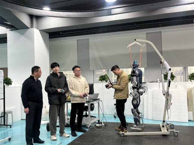 湖北造人形机器人“大壮”亮相 科技秀引关注