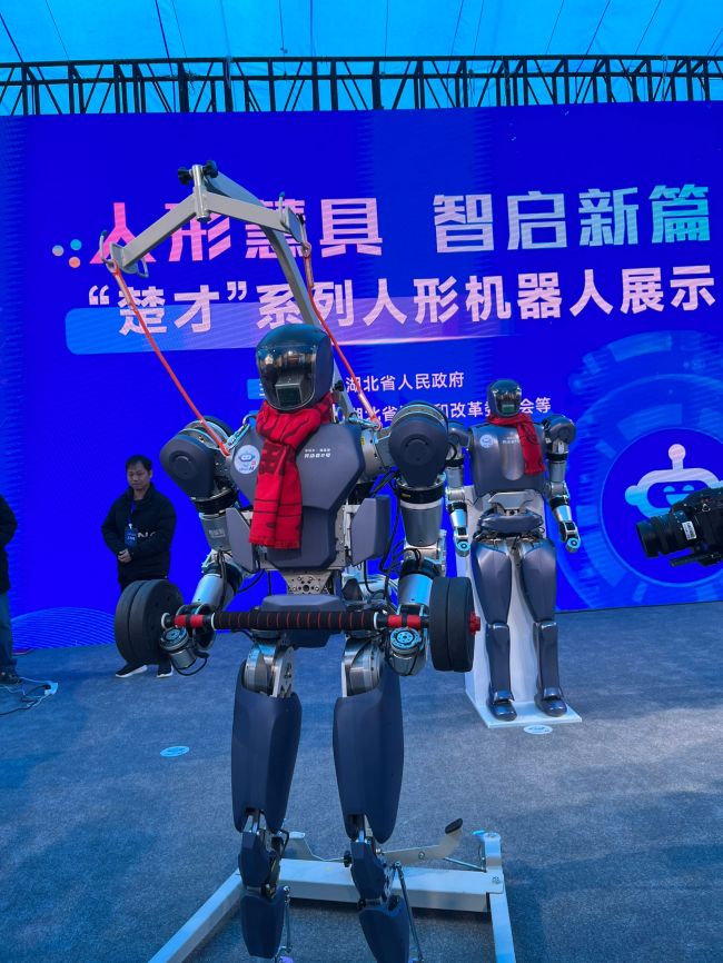 湖北造人形机器人“大壮”亮相 科技秀引关注
