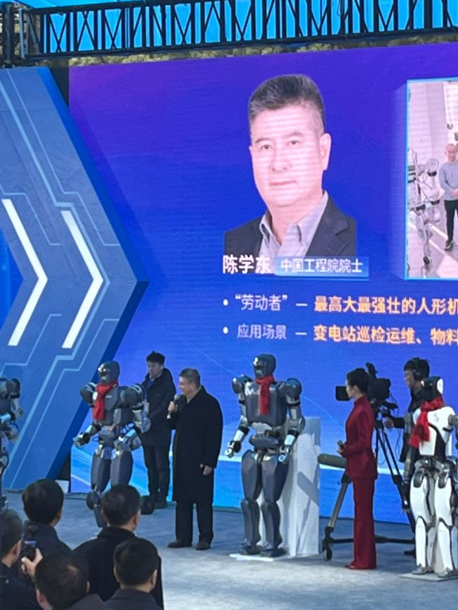 湖北造人形机器人“大壮”亮相 科技秀引关注