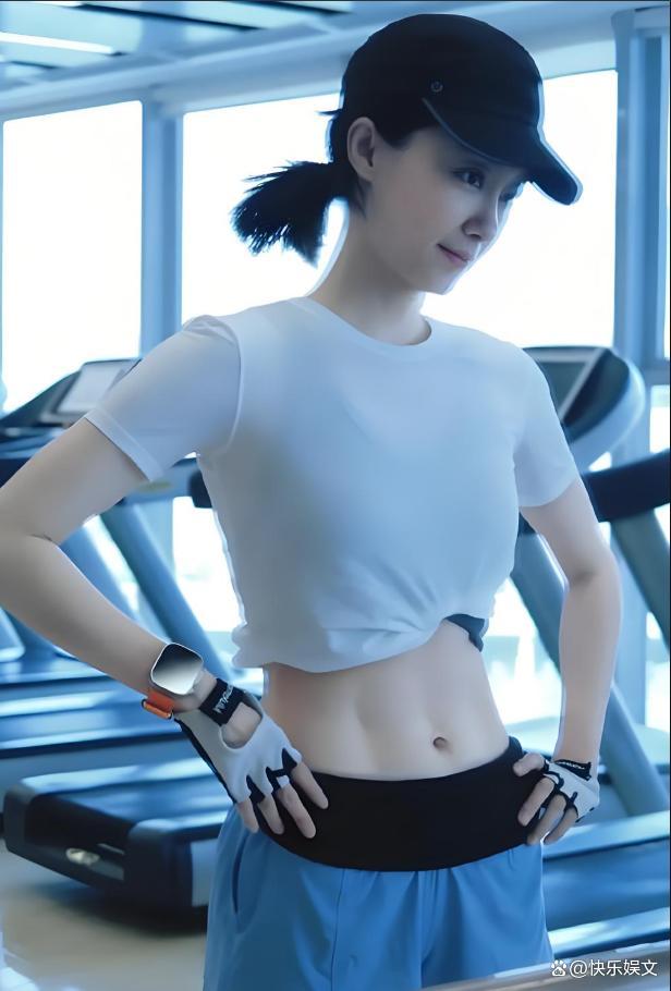 张小斐开工秀背肌 肌肉线条吸睛励志