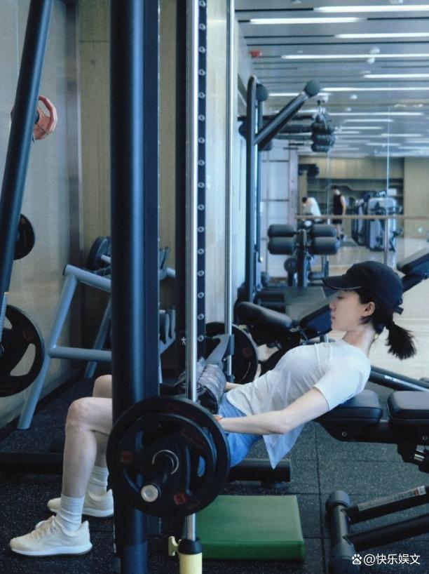张小斐开工秀背肌 肌肉线条吸睛励志