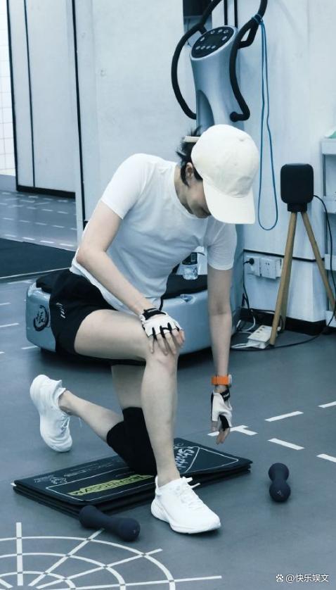 张小斐开工秀背肌 肌肉线条吸睛励志