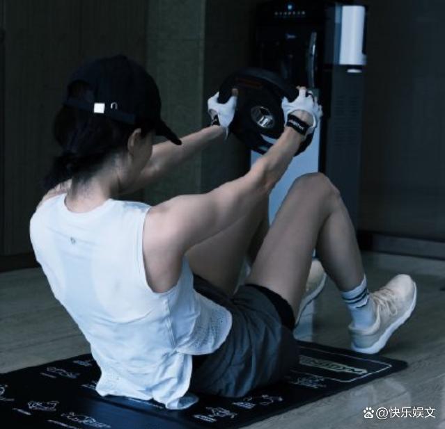 张小斐开工秀背肌 肌肉线条吸睛励志