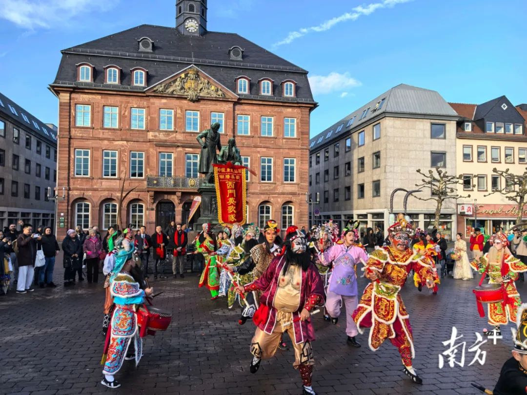 老外专场舞蹈_外籍歌舞_英歌舞让老外“入戏太深”